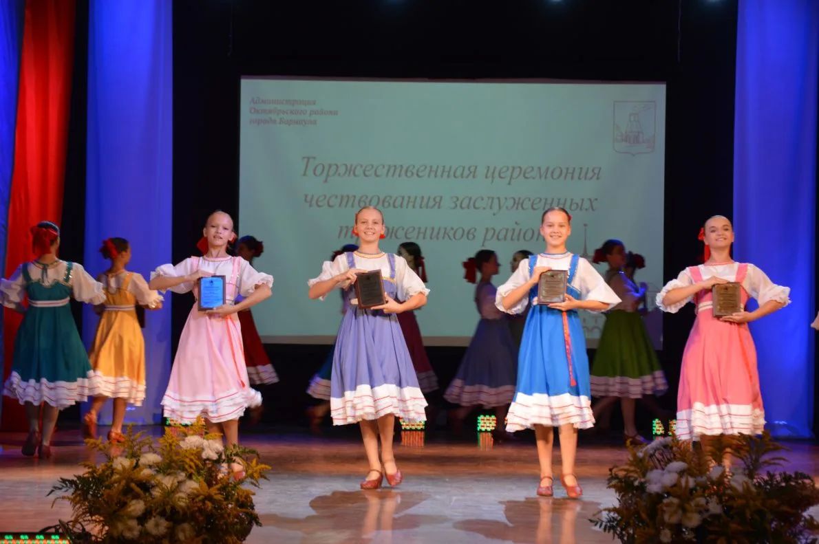 Ирина Акимова приняла участие в торжественной церемонии чествования тружеников Октябрьского района города Барнаула Ирина Акимова приняла участие в торжественной церемонии чествования тружеников Октябрьского района города Барнаула