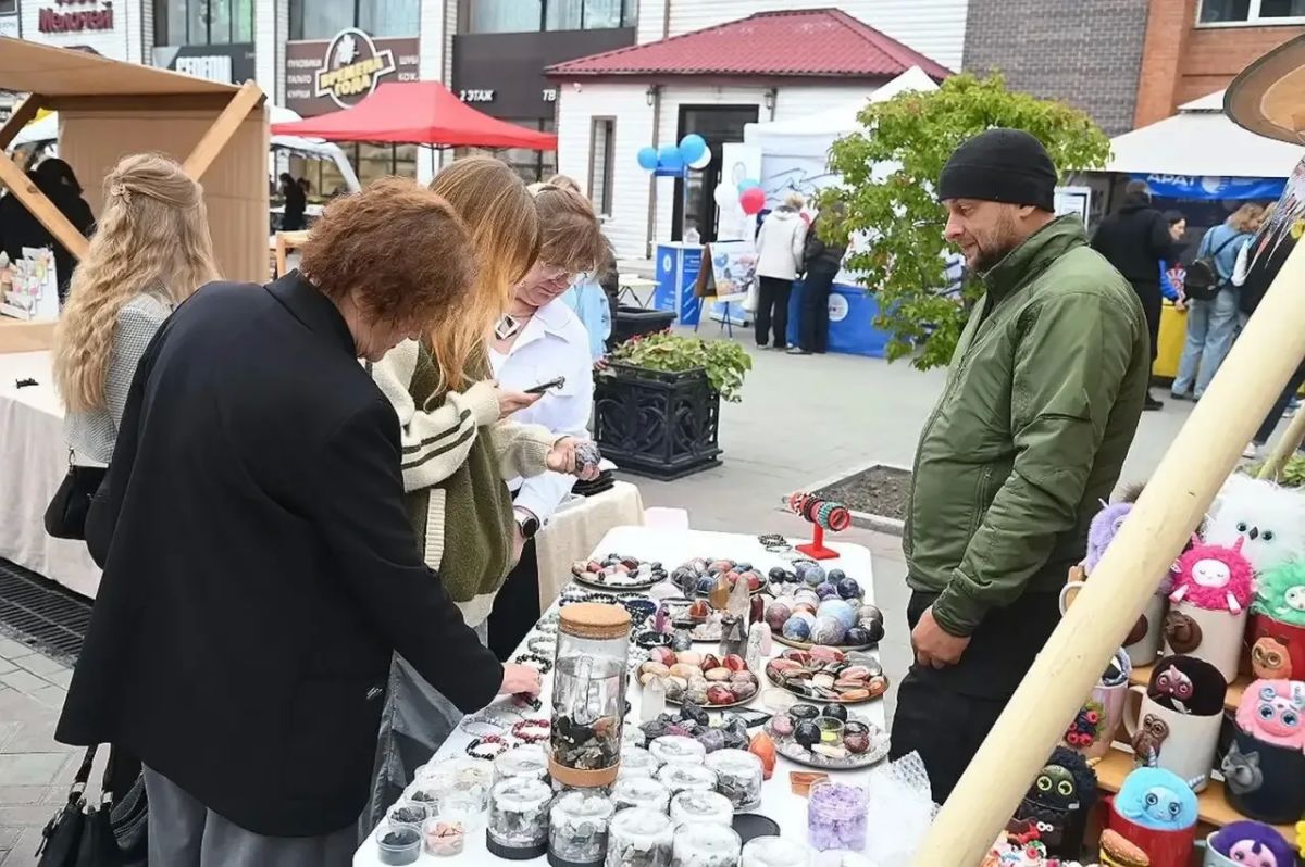 В течение дня на улице Мало-Тобольской проходят ярмарка «Выбирай своё!» и выставка «Барнаул — туристский» В течение дня на улице Мало-Тобольской проходят ярмарка «Выбирай своё!» и выставка «Барнаул — туристский»