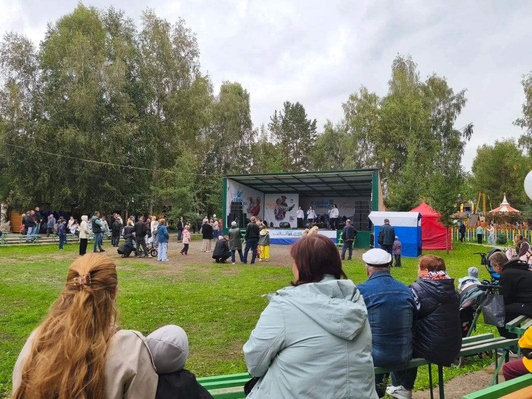 А на другом конце города - в "Лесной сказке" - концерт, куда пришло много семей с детьми, ярмарка и даже метание топоров! А на другом конце города - в "Лесной сказке" - концерт, куда пришло много семей с детьми, ярмарка и даже метание топоров!