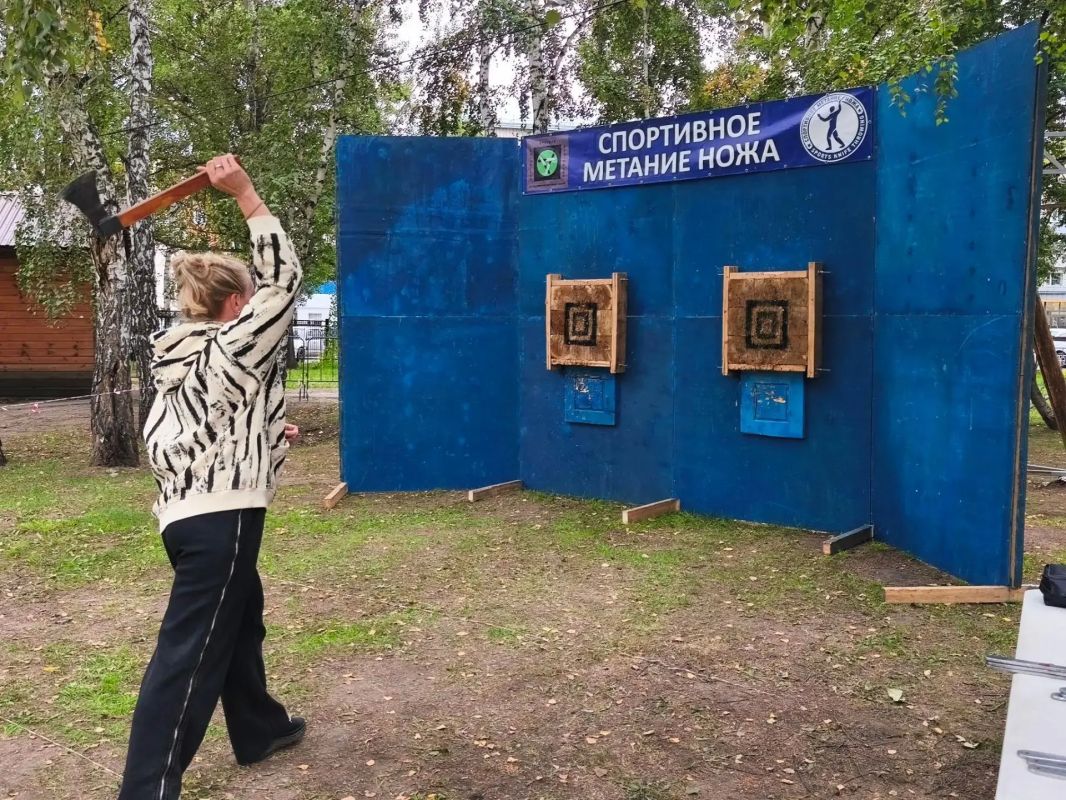 А на другом конце города - в "Лесной сказке" - концерт, куда пришло много семей с детьми, ярмарка и даже метание топоров! А на другом конце города - в "Лесной сказке" - концерт, куда пришло много семей с детьми, ярмарка и даже метание топоров!