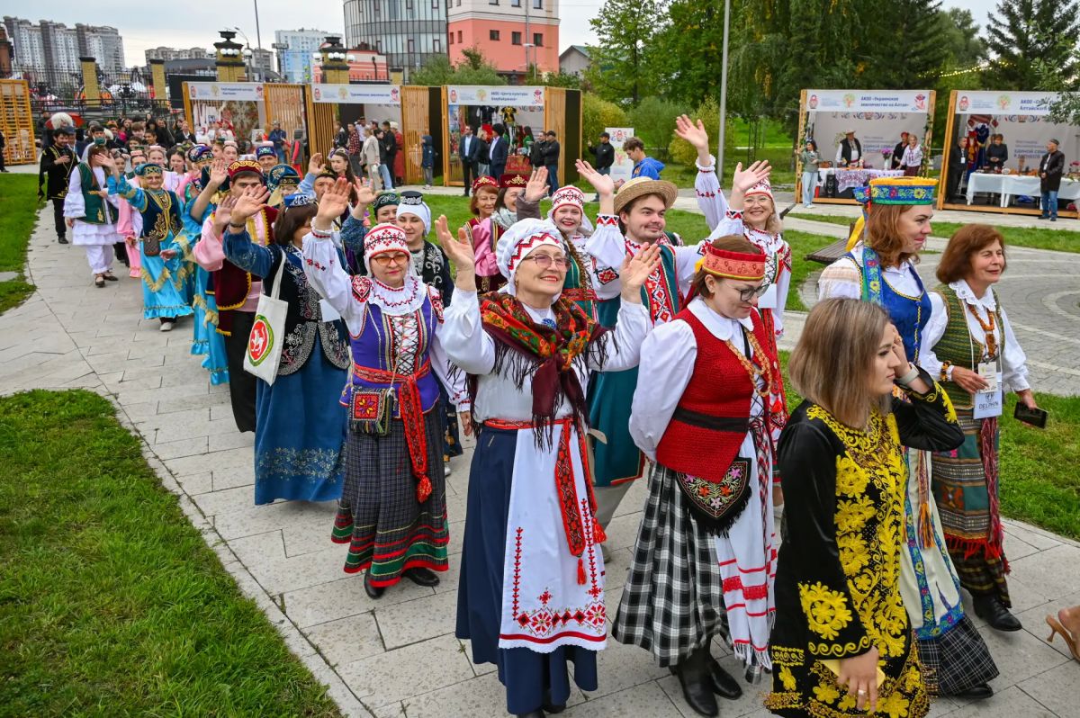 В рамках празднования Дня города в Барнауле проходит Фестиваль национальных культур «Единой семьёй в Барнауле живём!» В рамках празднования Дня города в Барнауле проходит Фестиваль национальных культур «Единой семьёй в Барнауле живём!»