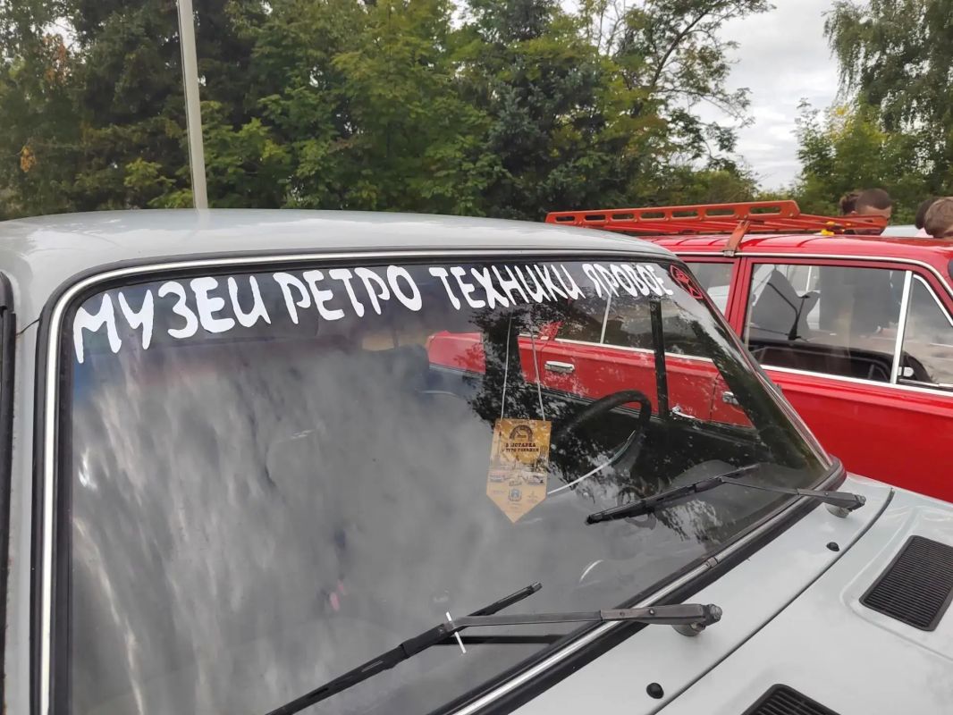 Выставка ретромашин на политеховской "Сковородке" Выставка ретромашин на политеховской "Сковородке"