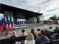 На сцене Центрального парка выступает мужской вокальный ансамбль Государственной филармонии Алтайского края, в зале — аншлаг!