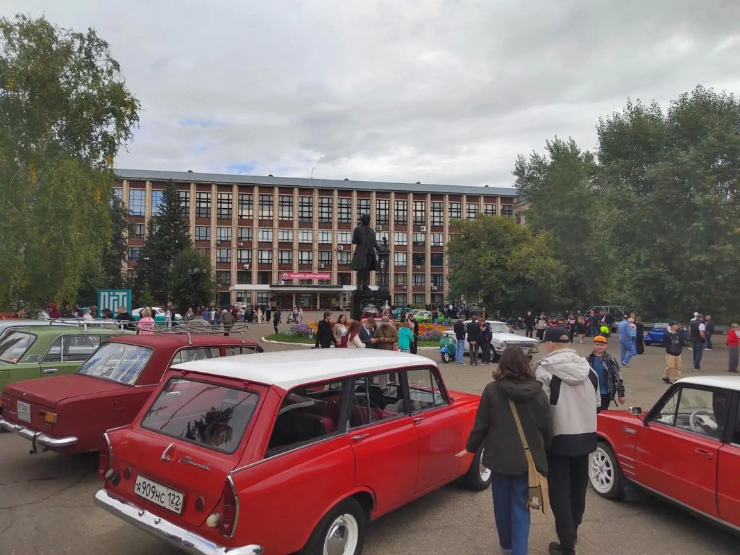 Выставка ретромашин на политеховской "Сковородке" Выставка ретромашин на политеховской "Сковородке"
