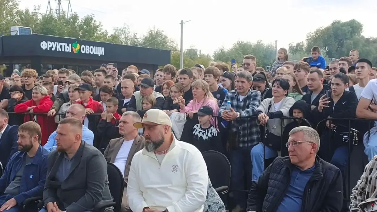 На площадке перед зданием Старого базара проходит турнир по смешанным боевым единоборствам ММА «Алтайское сражение-5» На площадке перед зданием Старого базара проходит турнир по смешанным боевым единоборствам ММА «Алтайское сражение-5»
