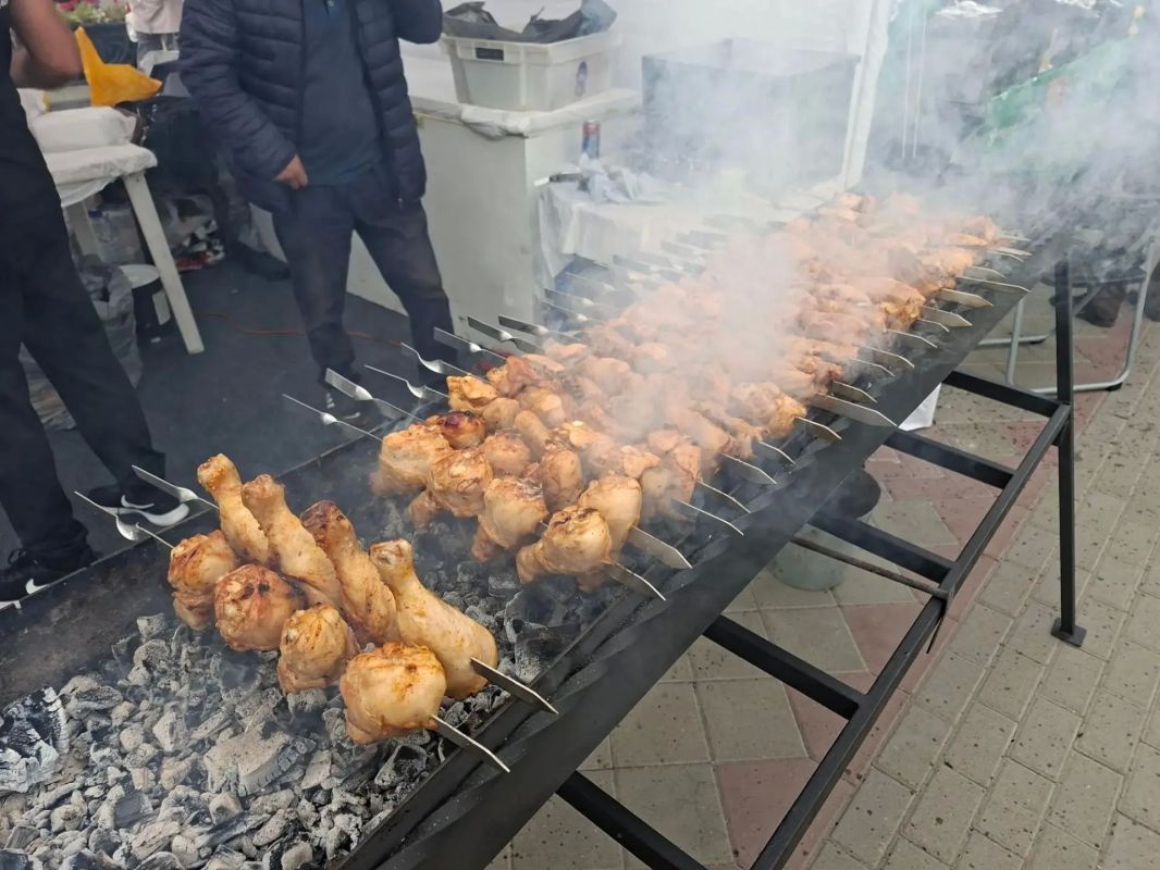 За колбасой очередь, передает наш коллега! За колбасой очередь, передает наш коллега!