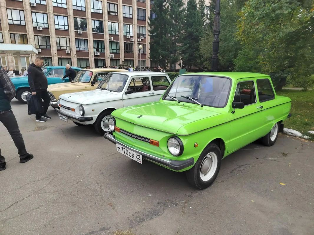 Выставка ретромашин на политеховской "Сковородке" Выставка ретромашин на политеховской "Сковородке"