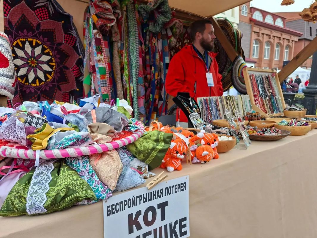 За колбасой очередь, передает наш коллега! За колбасой очередь, передает наш коллега!