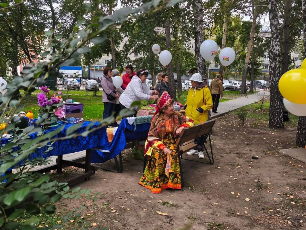 А на другом конце города - в "Лесной сказке" - концерт, куда пришло много семей с детьми, ярмарка и даже метание топоров! А на другом конце города - в "Лесной сказке" - концерт, куда пришло много семей с детьми, ярмарка и даже метание топоров!