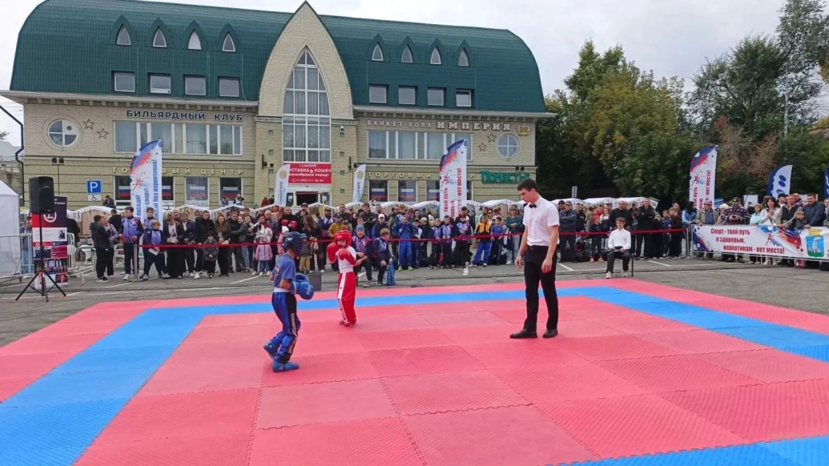 В День города на площади Свободы проходит спортивный фестиваль В День города на площади Свободы проходит спортивный фестиваль