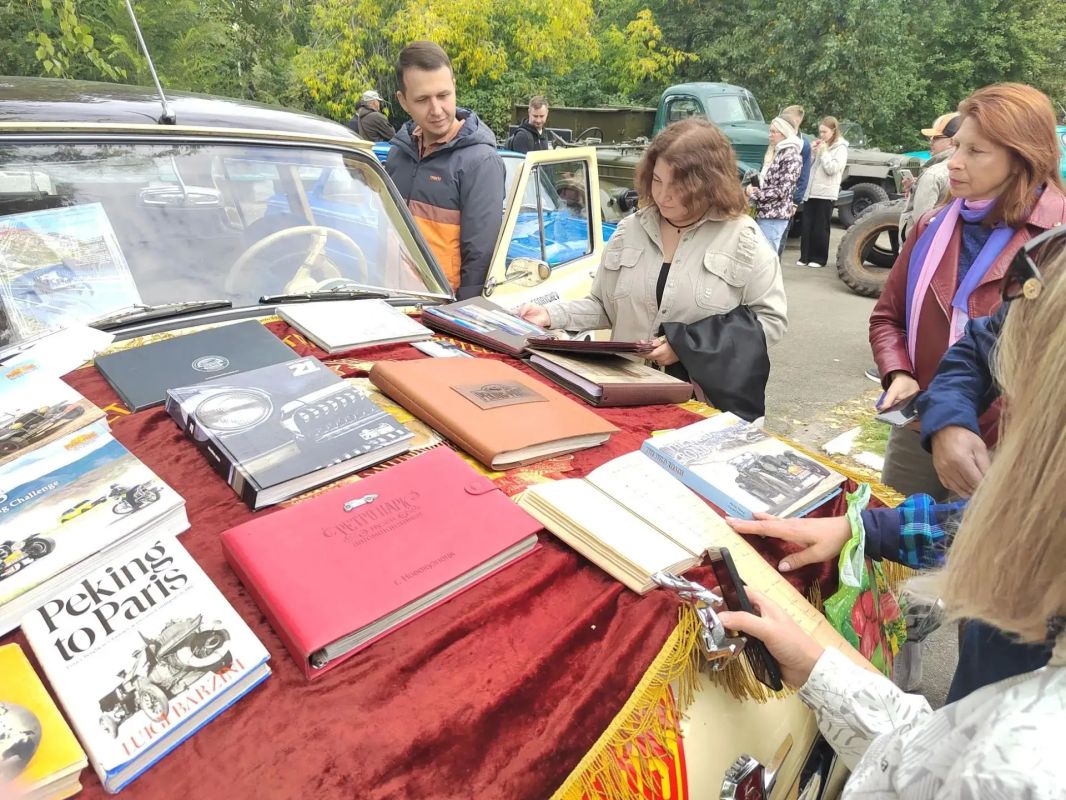 Выставка ретромашин на политеховской "Сковородке" Выставка ретромашин на политеховской "Сковородке"