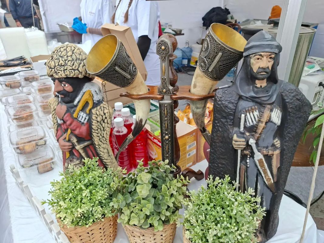 За колбасой очередь, передает наш коллега! За колбасой очередь, передает наш коллега!