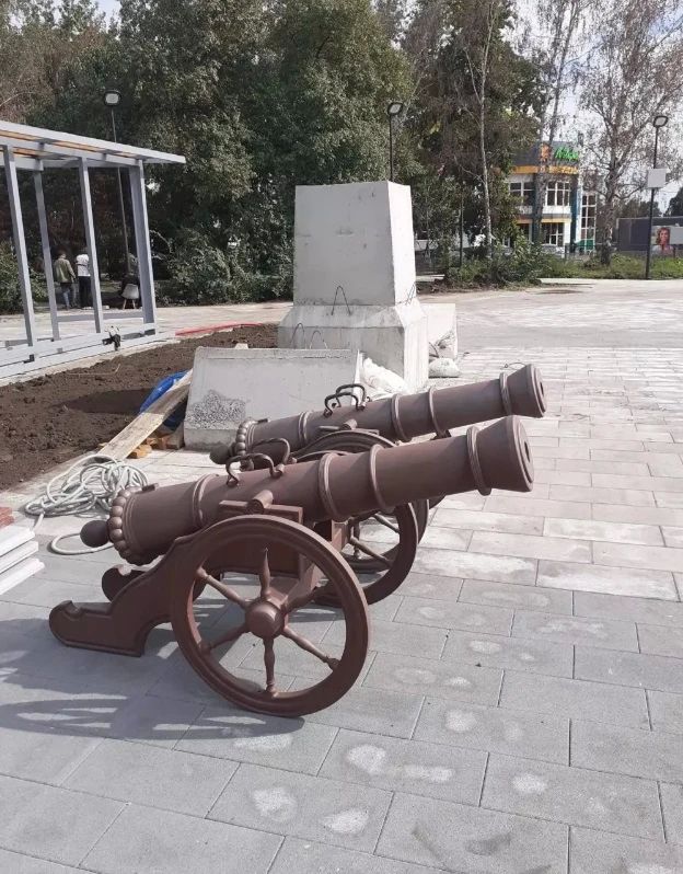 На Петровском бульваре готовят к установке памятник Петру I На Петровском бульваре готовят к установке памятник Петру I