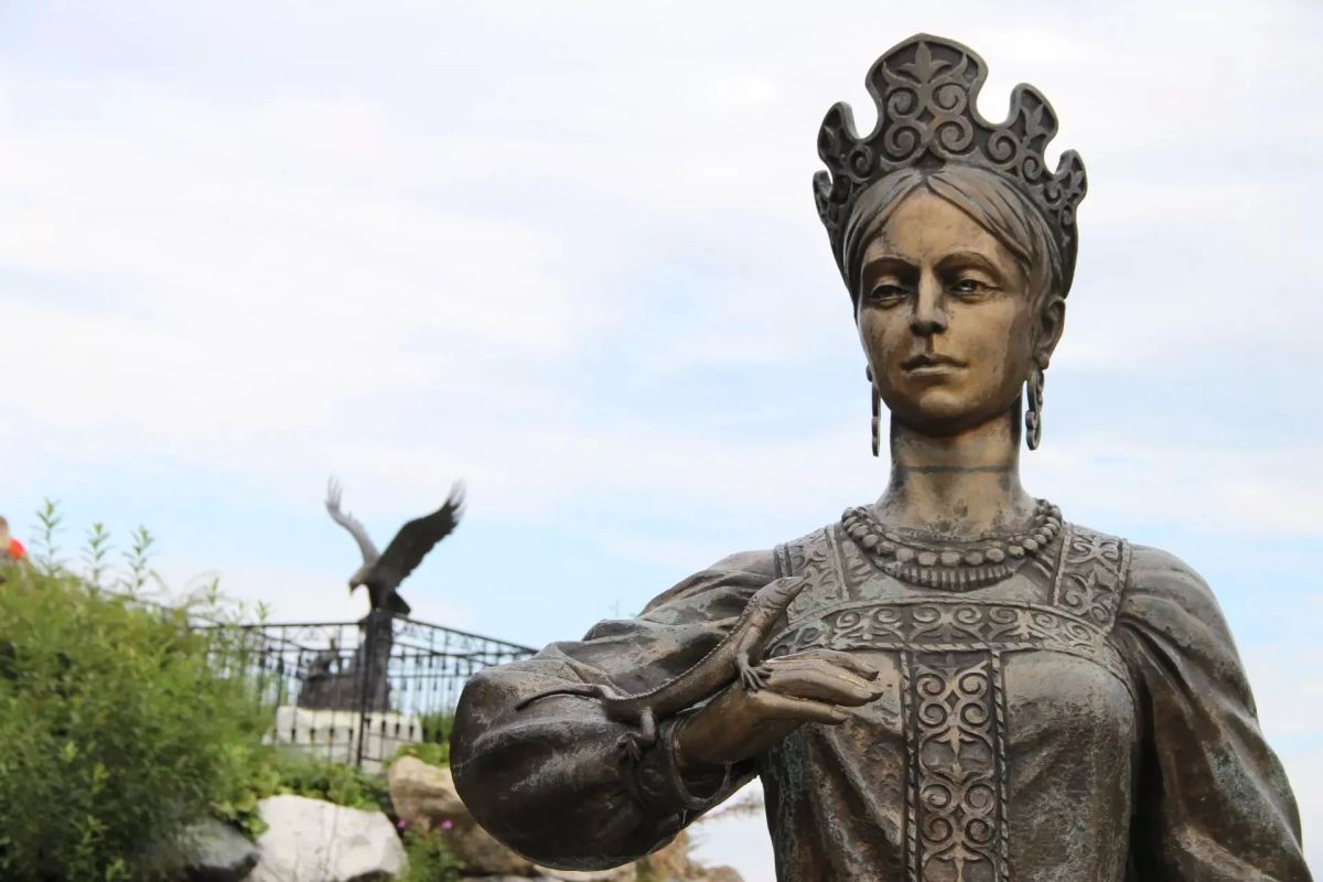 Сегодня предлагаем ненадолго перенестись в город стали, гор и искусства Сегодня предлагаем ненадолго перенестись в город стали, гор и искусства