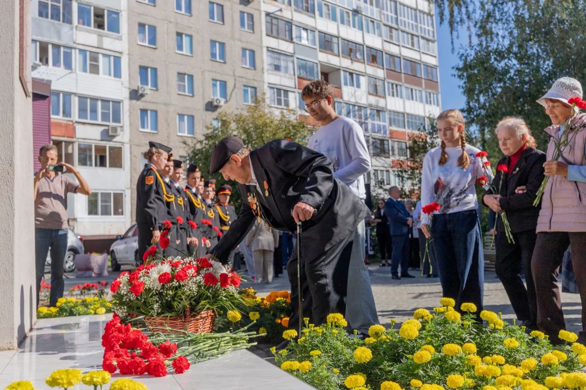8 сентября, в день годовщины начала блокады Ленинграда в годы Великой Отечественной войны, состоялась траурно-торжественная церемония возложения цветов к памятному знаку, установленному на Ленинградской аллее города Барнаула 8 сентября, в день годовщины начала блокады Ленинграда в годы Великой Отечественной войны, состоялась траурно-торжественная церемония возложения цветов к памятному знаку, установленному на Ленинградской аллее города Барнаула