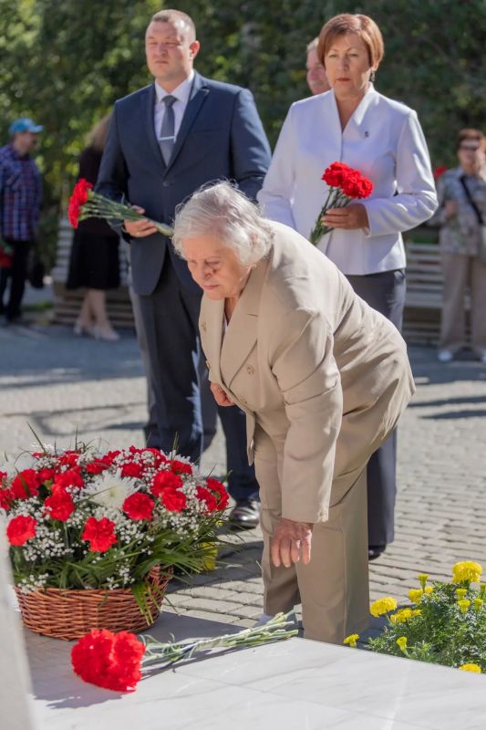 8 сентября, в день годовщины начала блокады Ленинграда в годы Великой Отечественной войны, состоялась траурно-торжественная церемония возложения цветов к памятному знаку, установленному на Ленинградской аллее города Барнаула 8 сентября, в день годовщины начала блокады Ленинграда в годы Великой Отечественной войны, состоялась траурно-торжественная церемония возложения цветов к памятному знаку, установленному на Ленинградской аллее города Барнаула
