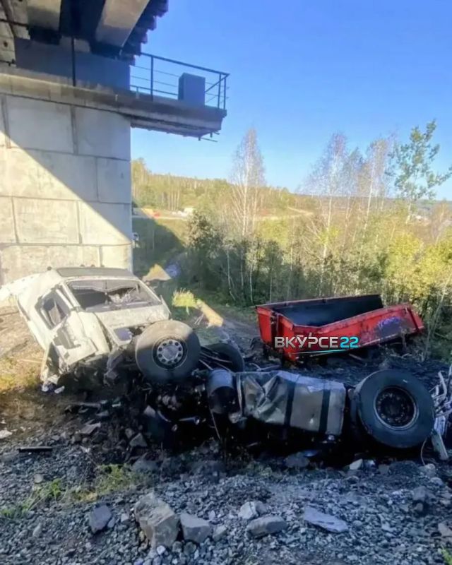 Водитель фуры уснул за рулем и рухнул с моста в Залесовском районе Водитель фуры уснул за рулем и рухнул с моста в Залесовском районе