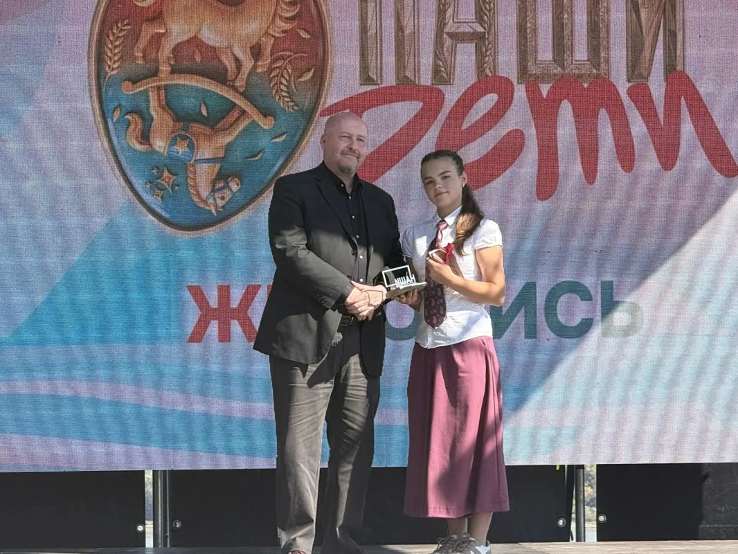 Школьница из Алтайского края обошла студентов на конкурсе художников и получила стипендию губернатора Школьница из Алтайского края обошла студентов на конкурсе художников и получила стипендию губернатора