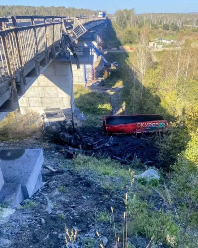 Водитель фуры уснул за рулем и рухнул с моста в Залесовском районе