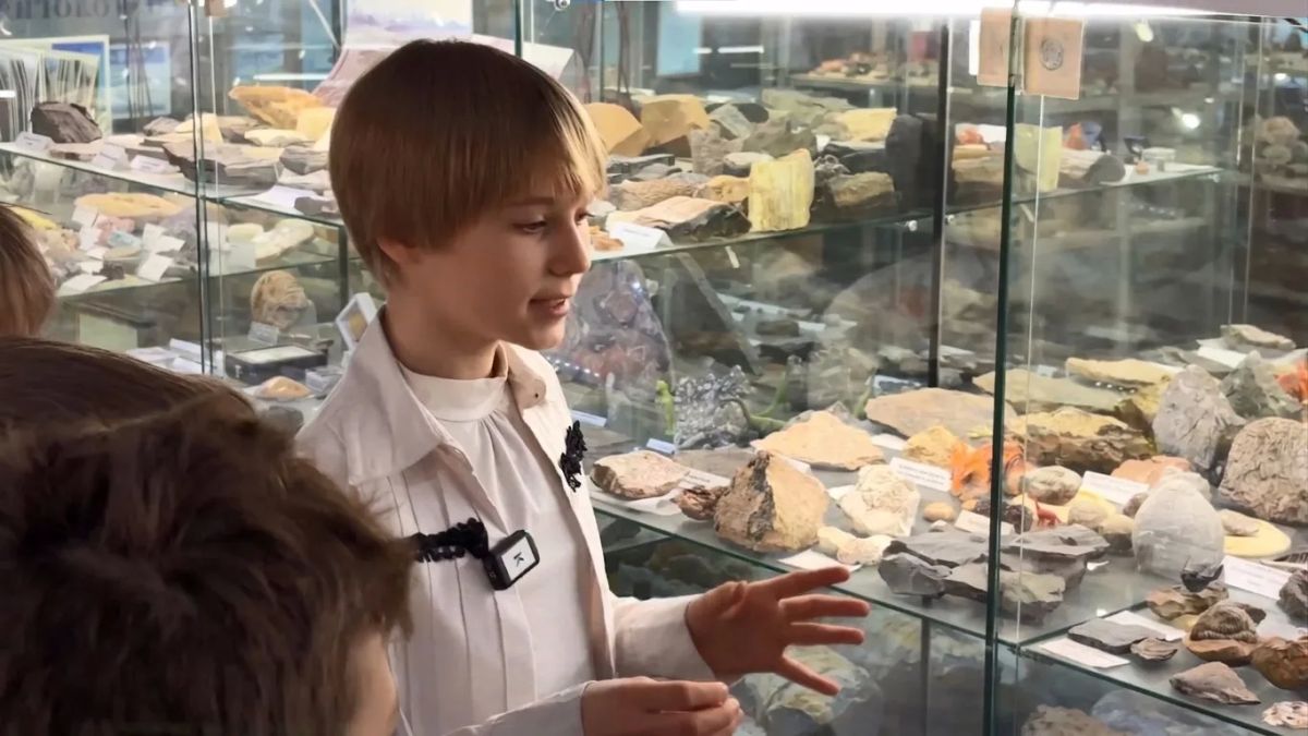 Школьница из Барнаула раскрывает тайны камней для посетителей музея