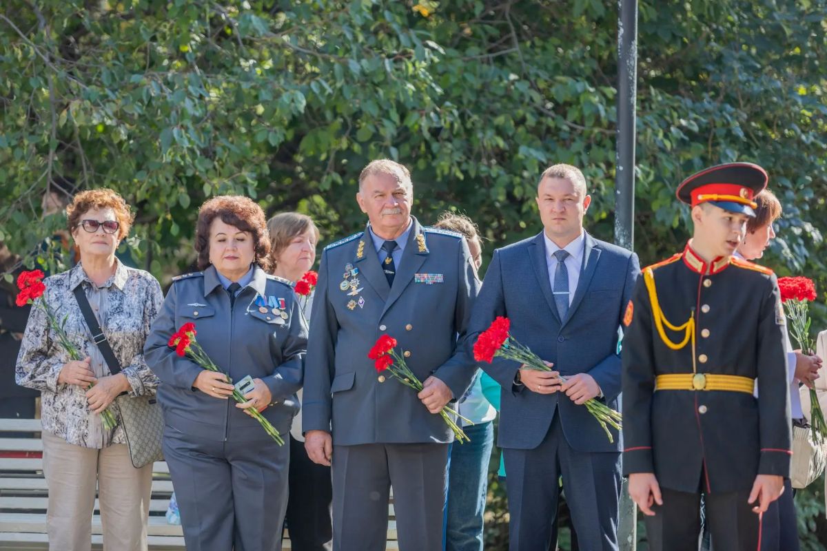 8 сентября, в день годовщины начала блокады Ленинграда в годы Великой Отечественной войны, состоялась траурно-торжественная церемония возложения цветов к памятному знаку, установленному на Ленинградской аллее города Барнаула 8 сентября, в день годовщины начала блокады Ленинграда в годы Великой Отечественной войны, состоялась траурно-торжественная церемония возложения цветов к памятному знаку, установленному на Ленинградской аллее города Барнаула
