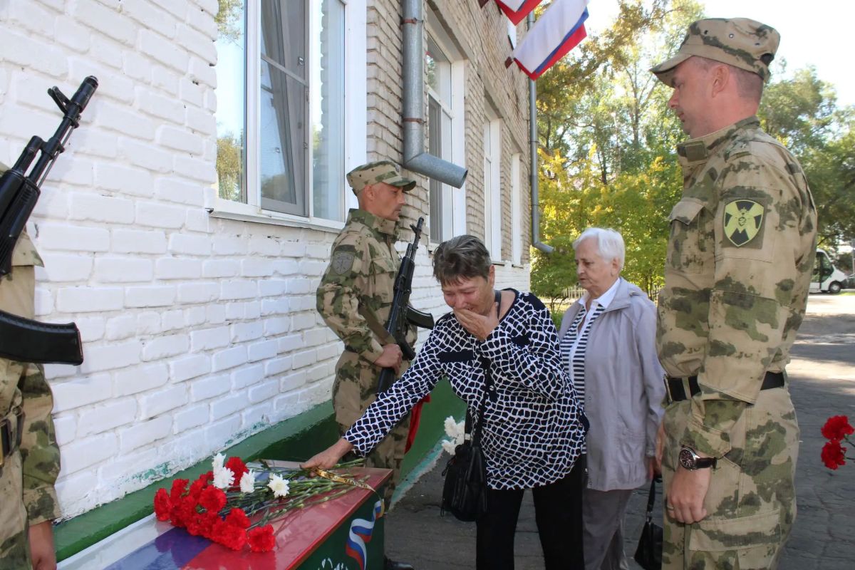 #ВечнаяпамятьГероям. В Рубцовске открыли мемориальную доску Виталию Кулумбаеву #ВечнаяпамятьГероям. В Рубцовске открыли мемориальную доску Виталию Кулумбаеву