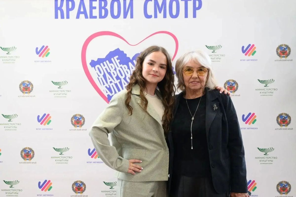 Школьница из Алтайского края обошла студентов на конкурсе художников и получила стипендию губернатора Школьница из Алтайского края обошла студентов на конкурсе художников и получила стипендию губернатора