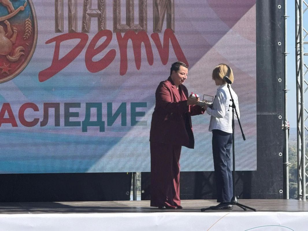 Школьница из Барнаула раскрывает тайны камней для посетителей музея Школьница из Барнаула раскрывает тайны камней для посетителей музея