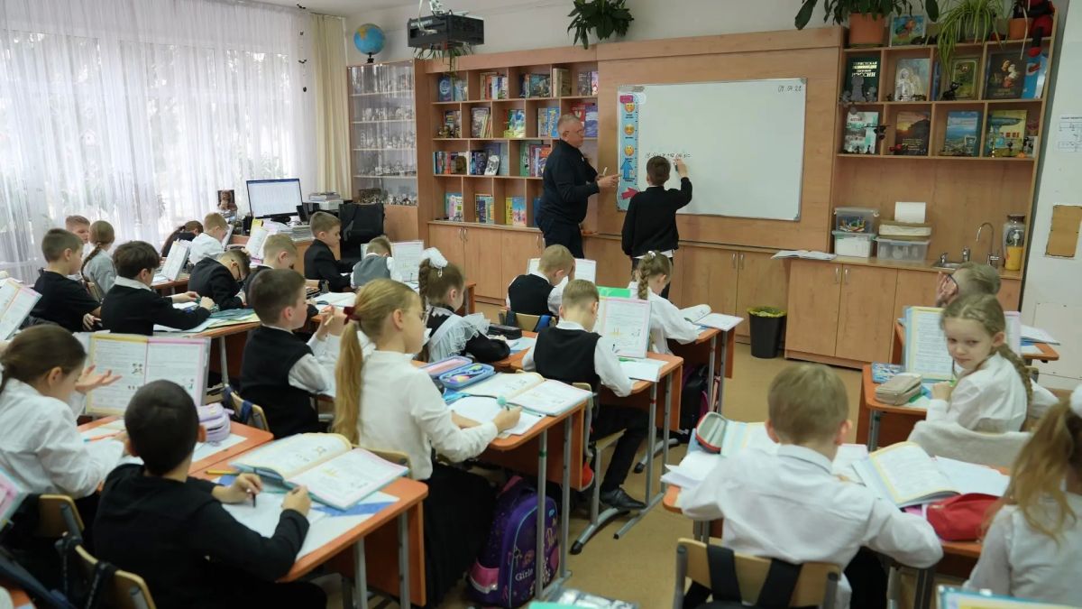 Учитель Андрей Минаков учит школьников дружить без гаджетов Учитель Андрей Минаков учит школьников дружить без гаджетов