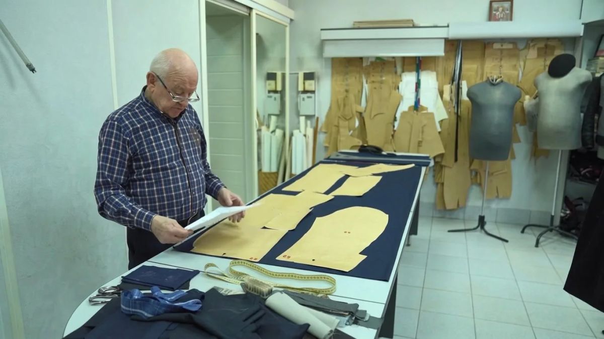 Барнаульский портной Валерий Иконников шьёт костюмы без примерок уже 60 лет Барнаульский портной Валерий Иконников шьёт костюмы без примерок уже 60 лет