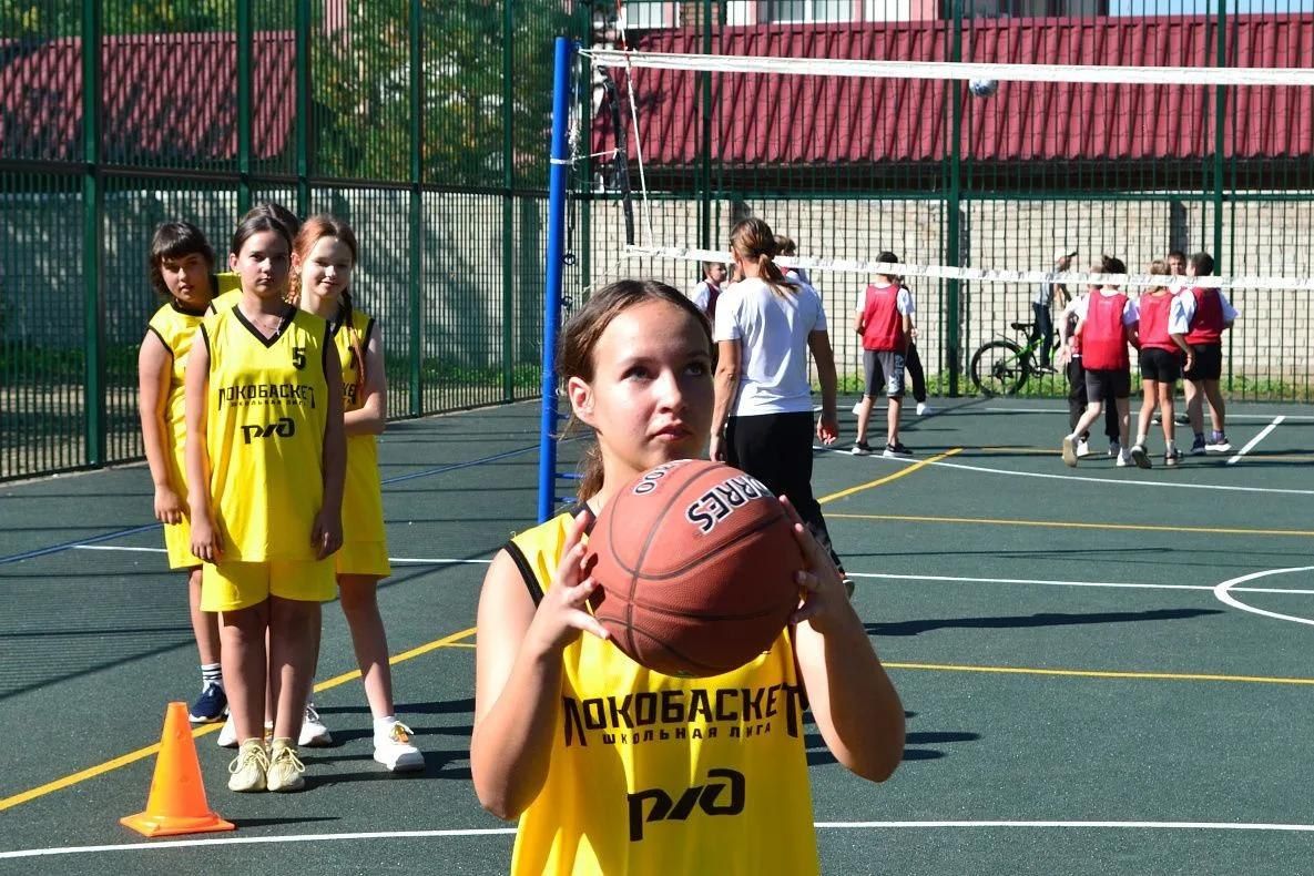 Обновленную спортивную площадку открыли в барнаульской школе №126 Обновленную спортивную площадку открыли в барнаульской школе №126