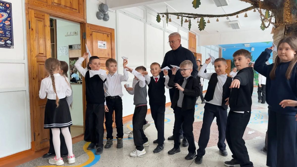Учитель Андрей Минаков учит школьников дружить без гаджетов Учитель Андрей Минаков учит школьников дружить без гаджетов