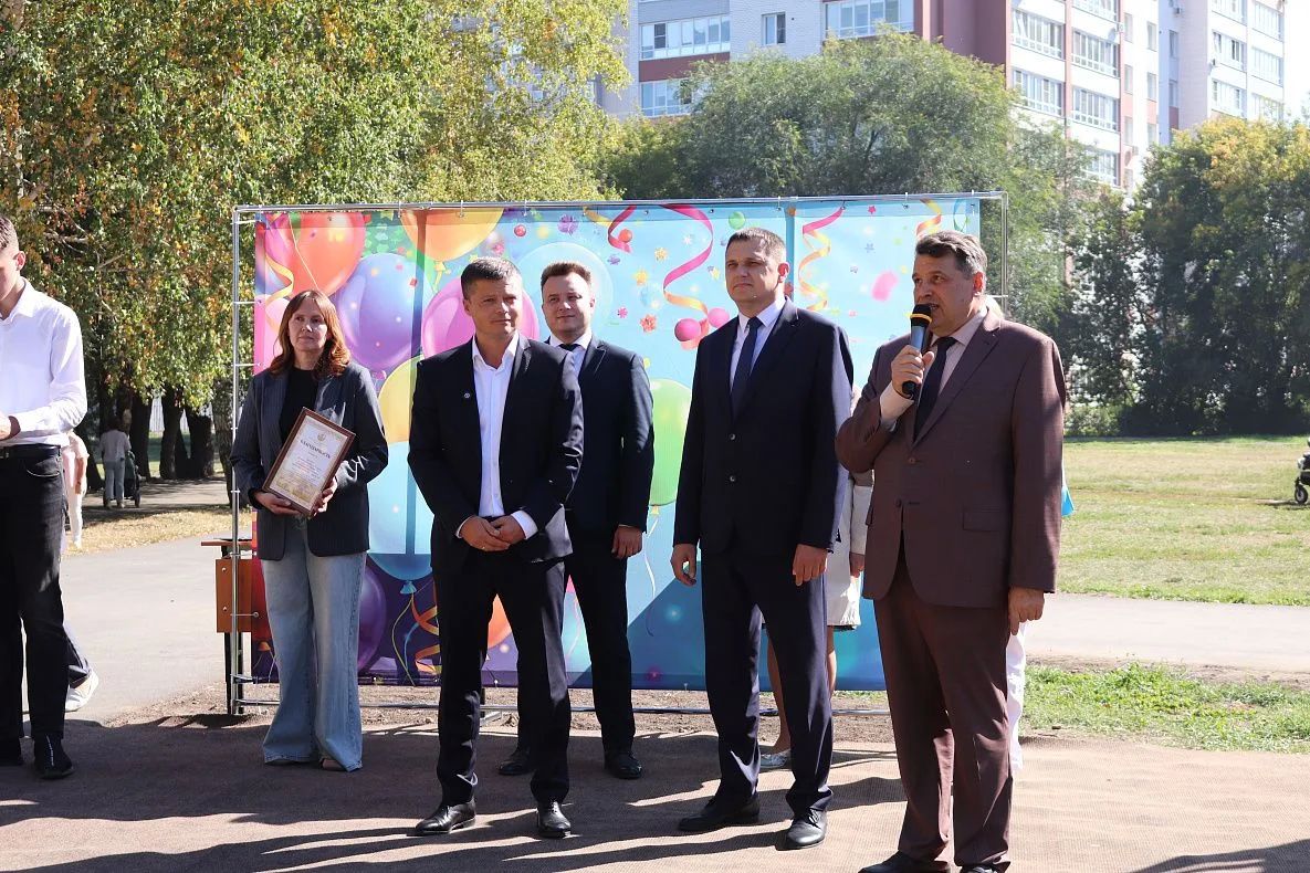 В барнаульской школе №126 открыли обновлённую спортивную площадку В барнаульской школе №126 открыли обновлённую спортивную площадку