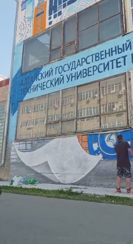 Фасад барнаульского политеха украсил яркий мурал