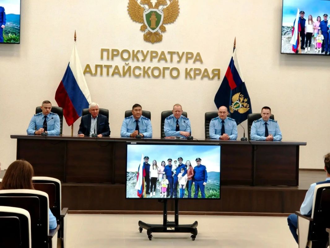 В прокуратуре Алтайского края с участием ветеранов и учащихся прокурорских классов прошли памятные мероприятия, посвященные 89-летию со дня образования прокуратуры региона В прокуратуре Алтайского края с участием ветеранов и учащихся прокурорских классов прошли памятные мероприятия, посвященные 89-летию со дня образования прокуратуры региона