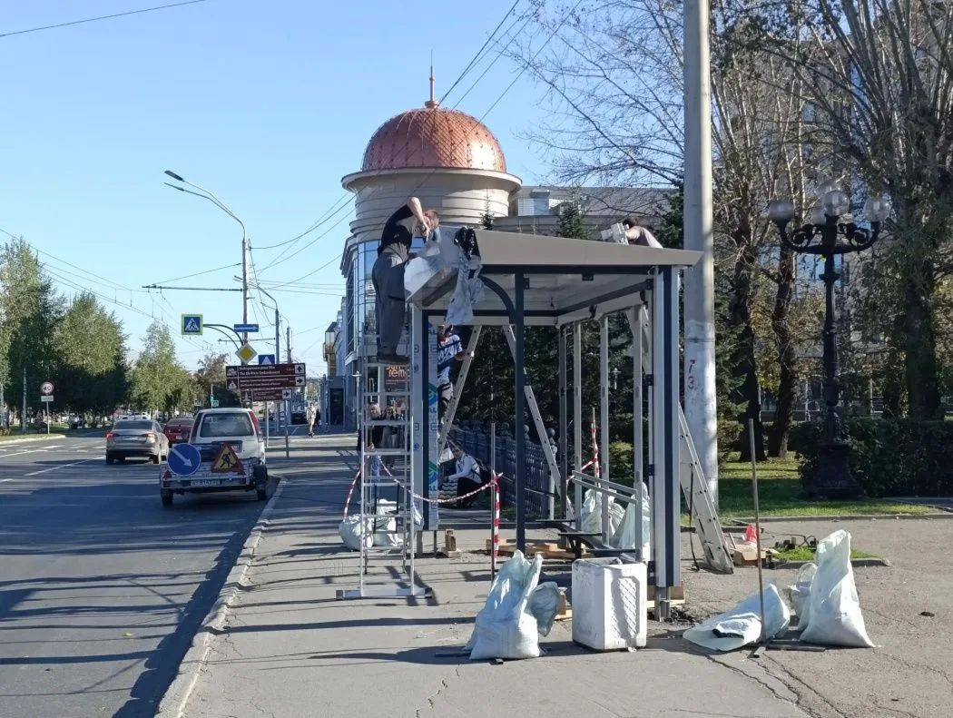 На проспекте Ленина продолжается монтаж новых остановочных павильонов На проспекте Ленина продолжается монтаж новых остановочных павильонов