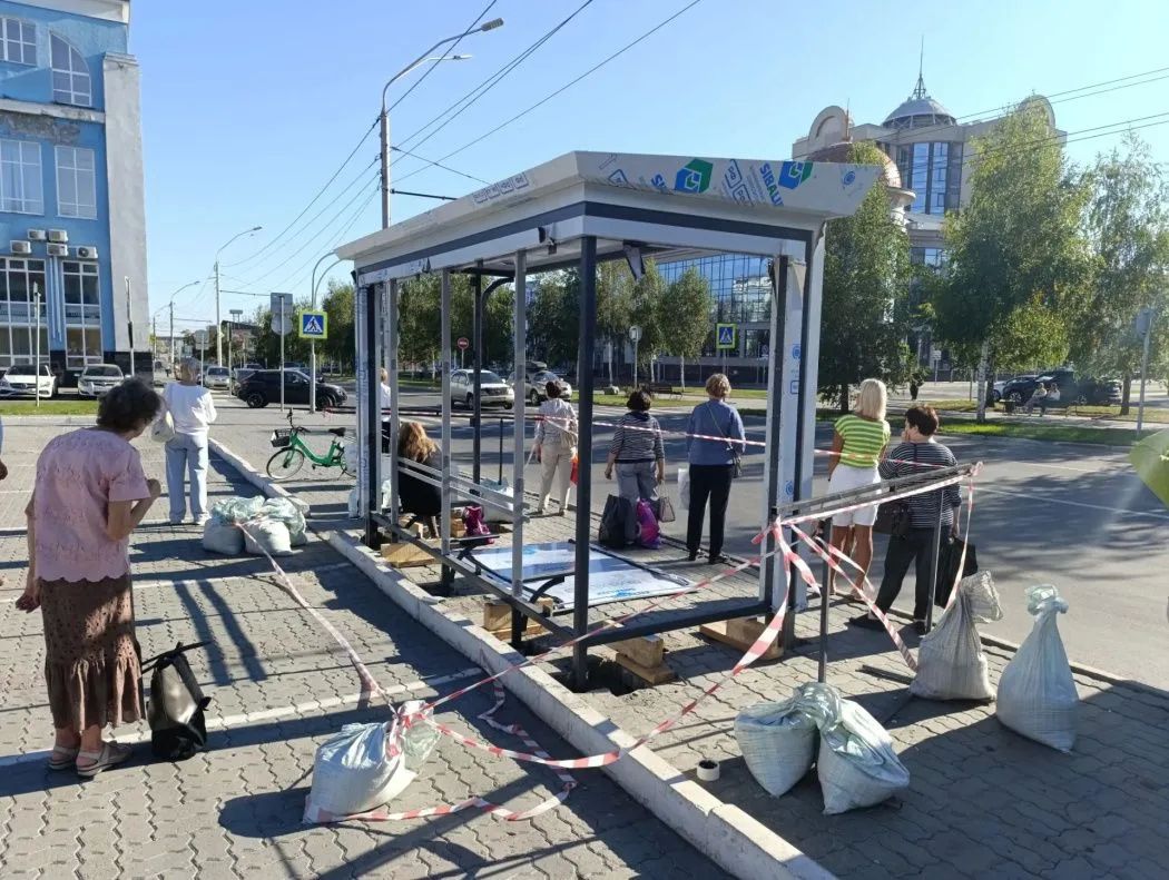 На проспекте Ленина продолжается монтаж новых остановочных павильонов На проспекте Ленина продолжается монтаж новых остановочных павильонов