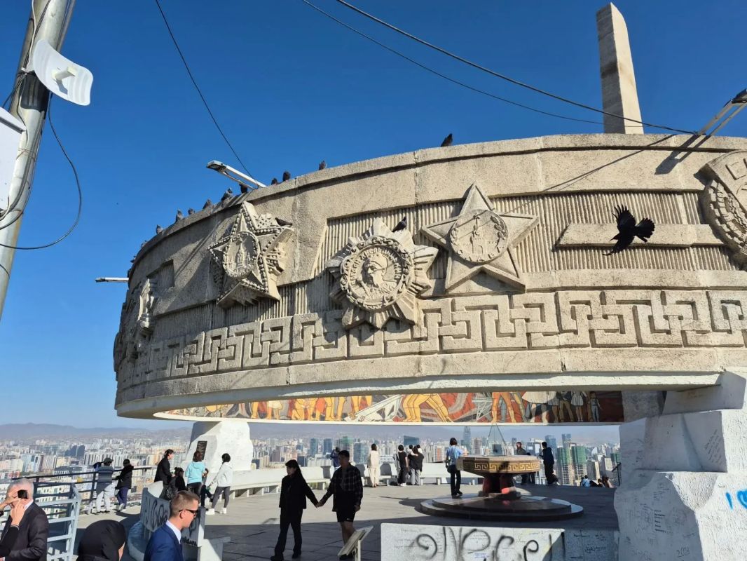 Делегация Алтайского края возложила цветы к мемориалу советским воинам на горе Зайсан-Толгой в Улан-Баторе Делегация Алтайского края возложила цветы к мемориалу советским воинам на горе Зайсан-Толгой в Улан-Баторе