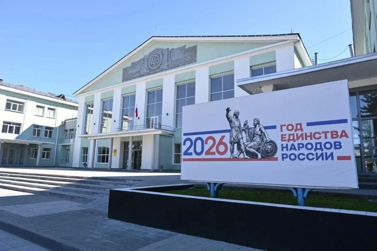 Губернатор Алтайского края Виктор Томенко вместе с депутатами Единой России посетил во время рабочей поездки в Рубцовск ДК «Тракторостроитель» Губернатор Алтайского края Виктор Томенко вместе с депутатами Единой России посетил во время рабочей поездки в Рубцовск ДК «Тракторостроитель»