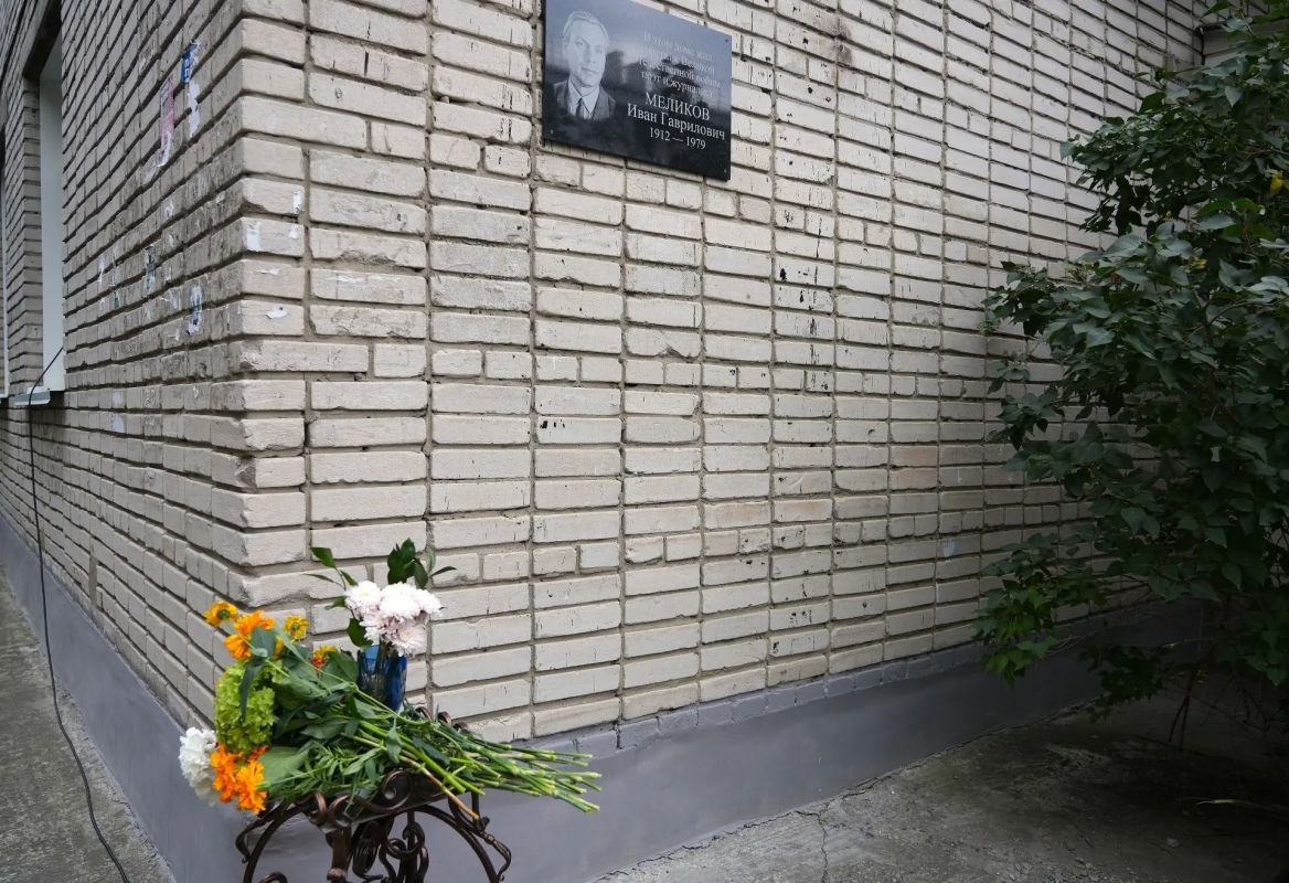 В Бийске открыли мемориальную доску Ивану Гавриловичу Меликову В Бийске открыли мемориальную доску Ивану Гавриловичу Меликову