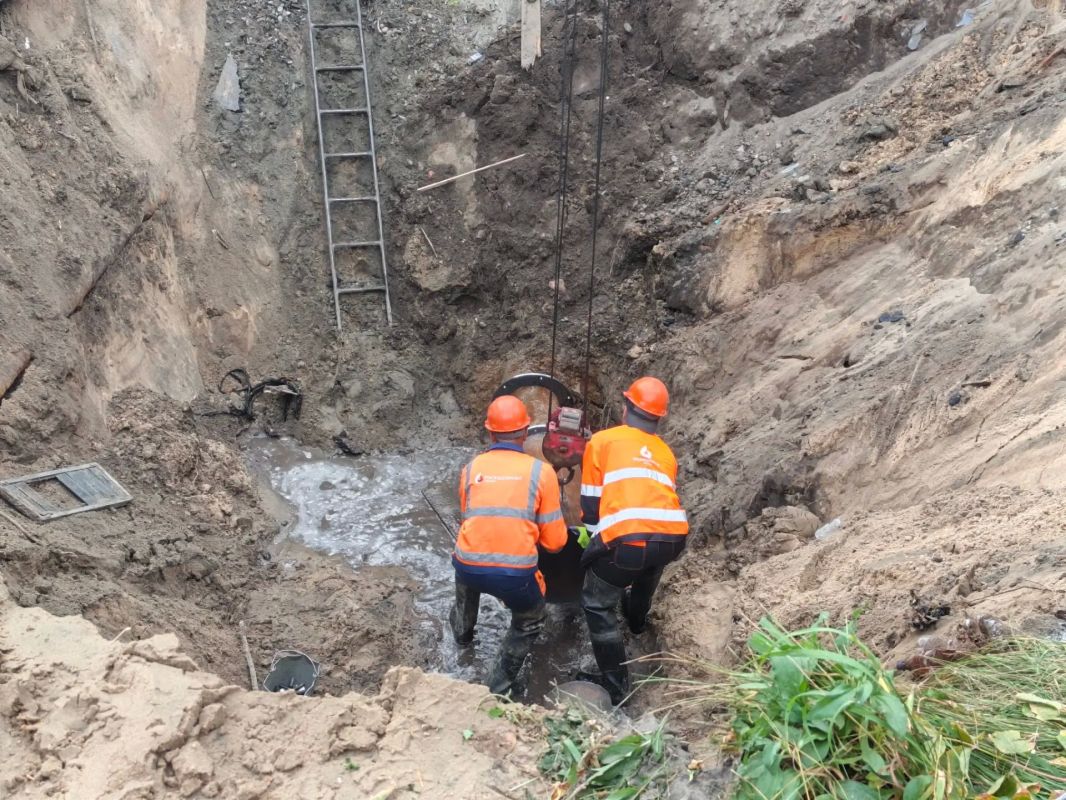 Устранение повреждения водопровода на Ядринцева: что сделано к этому часу Специалисты Росводоканал Барнаул в ночное время выполнили земляные работы и обнаружили повреждённый участок трубы. К настоящему времени изготовлены... Устранение повреждения водопровода на Ядринцева: что сделано к этому часу Специалисты Росводоканал Барнаул в ночное время выполнили земляные работы и обнаружили повреждённый участок трубы. К настоящему времени изготовлены...
