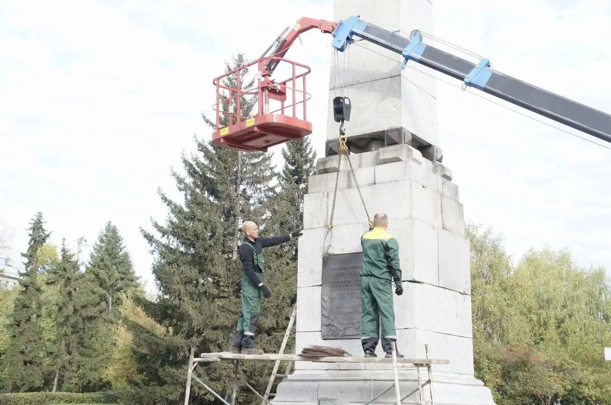 Сегодня в Барнауле приступили к ремонту Демидовского столпа, находящегося на Демидовской площади Сегодня в Барнауле приступили к ремонту Демидовского столпа, находящегося на Демидовской площади
