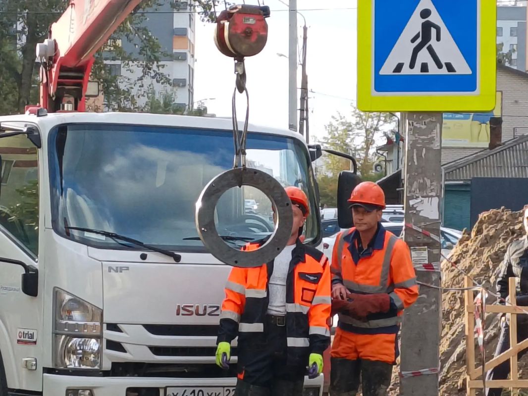 Устранение повреждения водопровода на Ядринцева: что сделано к этому часу Специалисты Росводоканал Барнаул в ночное время выполнили земляные работы и обнаружили повреждённый участок трубы. К настоящему времени изготовлены... Устранение повреждения водопровода на Ядринцева: что сделано к этому часу Специалисты Росводоканал Барнаул в ночное время выполнили земляные работы и обнаружили повреждённый участок трубы. К настоящему времени изготовлены...