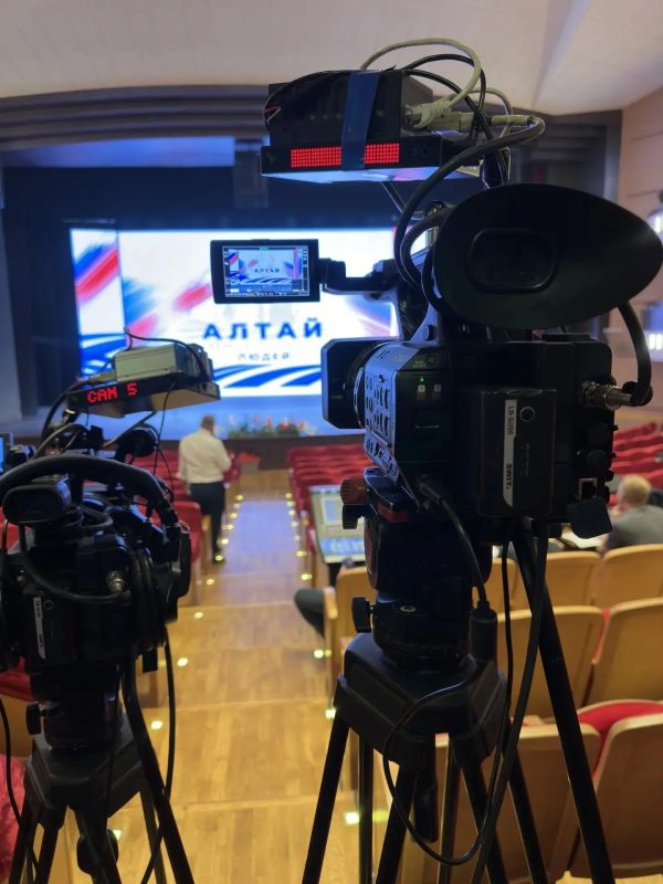 Съёмочная группа телеканала «Катунь 24» готовится к прямой трансляции торжественной церемонии награждения проекта народного признания «Алтай — земля сильных людей» Съёмочная группа телеканала «Катунь 24» готовится к прямой трансляции торжественной церемонии награждения проекта народного признания «Алтай — земля сильных людей»