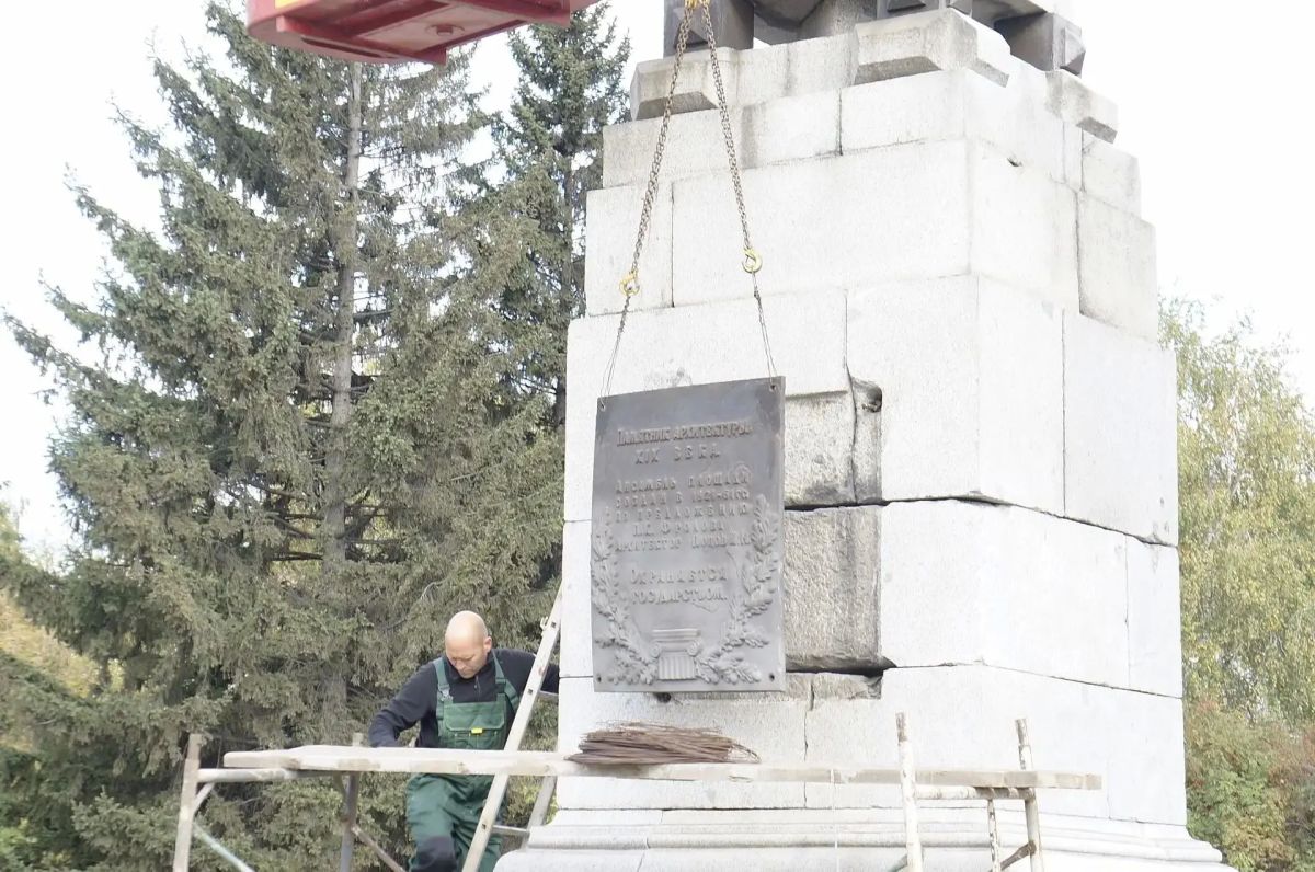 Сегодня в Барнауле приступили к ремонту Демидовского столпа, находящегося на Демидовской площади Сегодня в Барнауле приступили к ремонту Демидовского столпа, находящегося на Демидовской площади