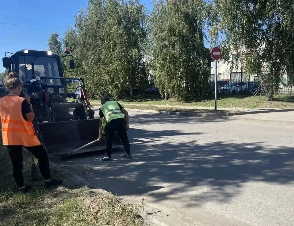 Работы по благоустройству и содержанию общественных территорий города продолжаются Работы по благоустройству и содержанию общественных территорий города продолжаются