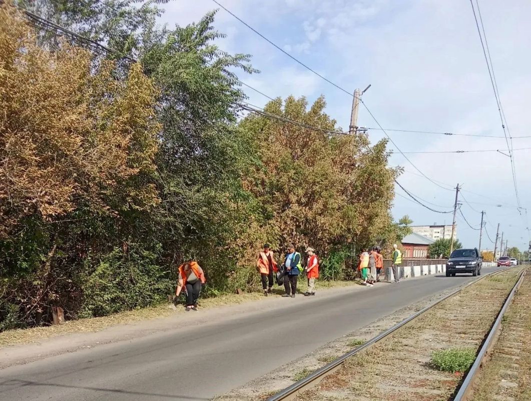 Работы по благоустройству и содержанию общественных территорий города продолжаются Работы по благоустройству и содержанию общественных территорий города продолжаются