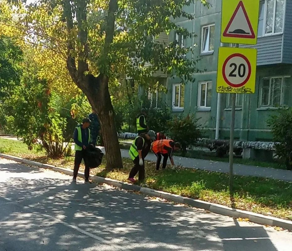 Работы по благоустройству и содержанию общественных территорий города продолжаются Работы по благоустройству и содержанию общественных территорий города продолжаются
