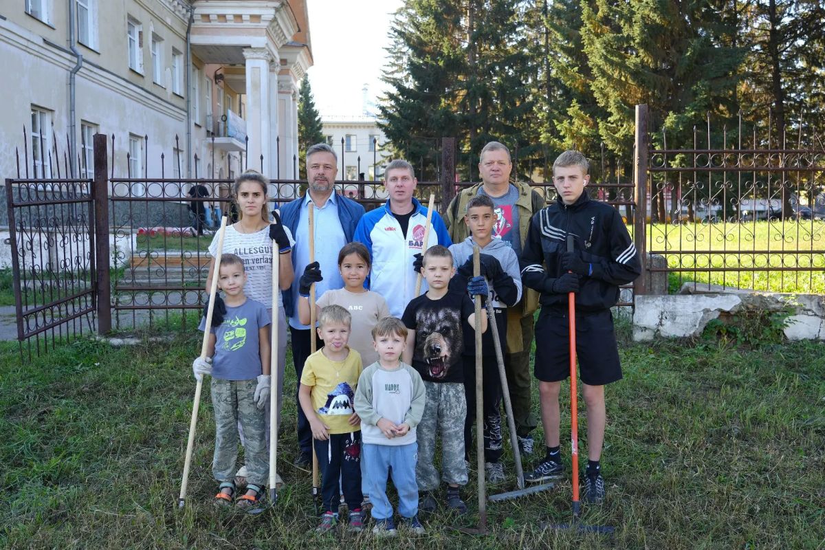 В Бийске привели в порядок территорию КСЦ В Бийске привели в порядок территорию КСЦ