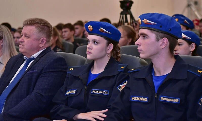 Писатель, общественно-политический деятель, актер и музыкант Захар Прилепин встретился с кадетами, юнармейцами, воспитанниками военно-патриотических и военно-спортивных клубов города, а также с педагогами в барнаульском... Писатель, общественно-политический деятель, актер и музыкант Захар Прилепин встретился с кадетами, юнармейцами, воспитанниками военно-патриотических и военно-спортивных клубов города, а также с педагогами в барнаульском...